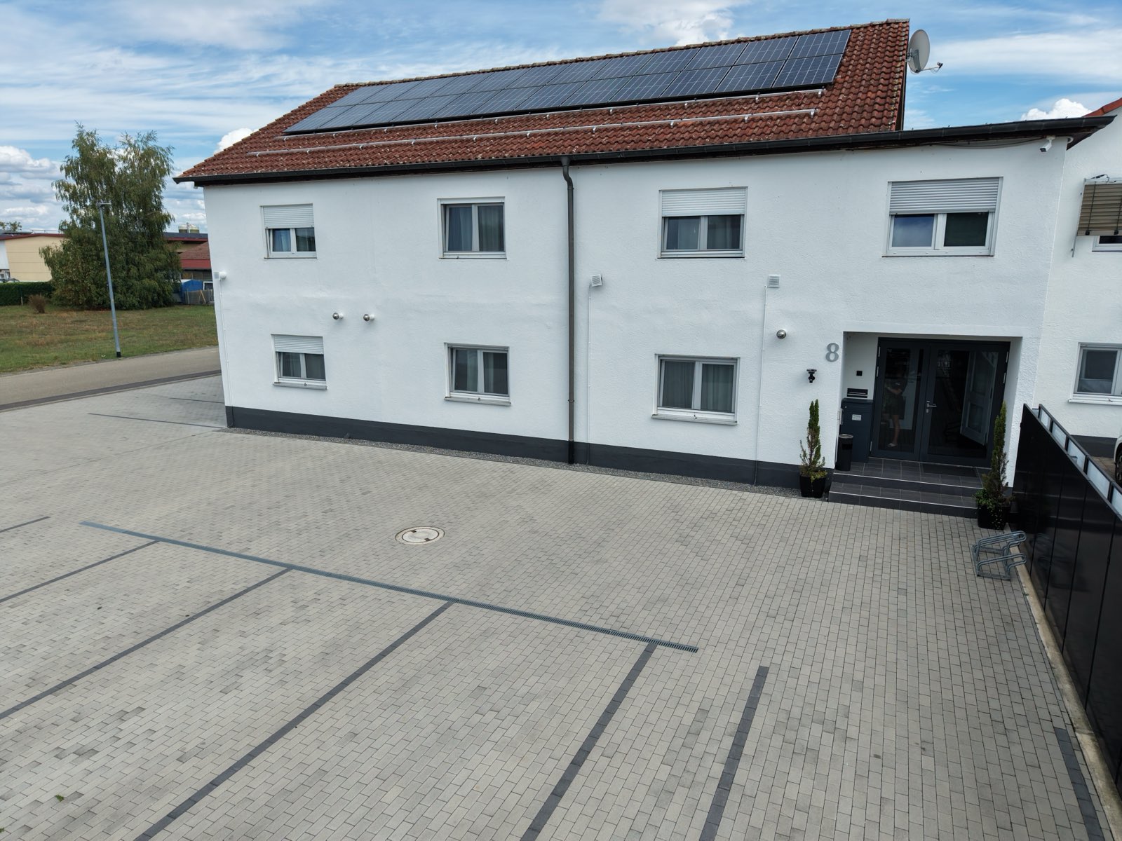 Das Hotelgebäude mit Parkplatz